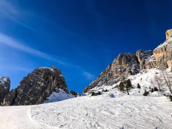 Dağlardaki güzel kış manzarası