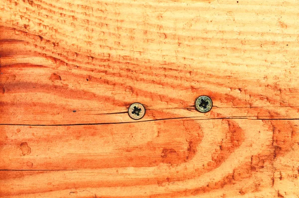 Tahta duvarda çizikler var.