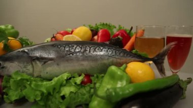 Sebzeli ve meyveli taze balık