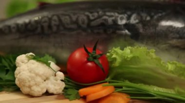 bir tablo üzerinde çiğ balık