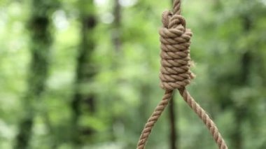 İpin üzerindeki tahta yaya geçidini kapat..