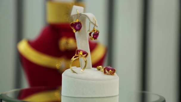 結婚指輪と赤いリボン — ストック動画