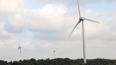 Mavi gökyüzü arka planında rüzgar türbini, enerji kavramı