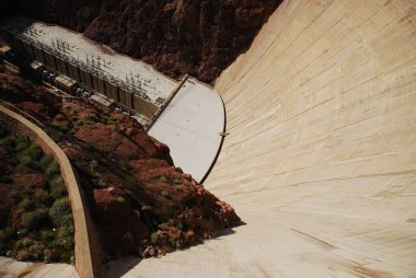 Hoover Barajı 'nın derin manzarası yukarıdan aşağıya doğru
