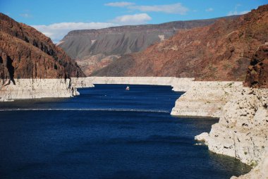 Hoover Barajı 'ndan Colorado Nehri manzarası