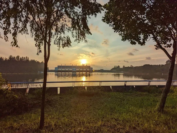 Punngol Park konnektöründe Singapur gün doğumu. Arka planda yaylım ateşi var.