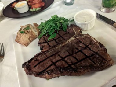 Sebze ve soslu ızgara biftek.