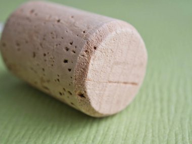 Şarap tıpasını kapat.