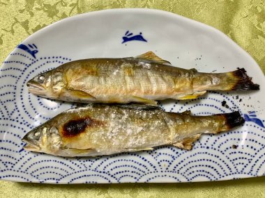 Limon ve dereotlu bir tabakta balık