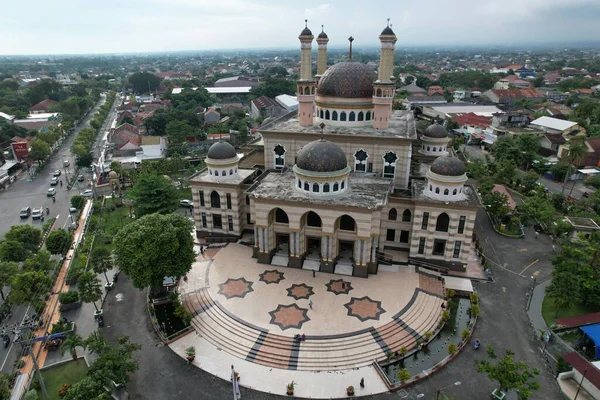 Klaten, Endonezya. 5 Mart 2022. Mescid Agung Al Aisha Klaten Regency, Orta Java Endonezya 'da. Cami ve şehir manzarası. 