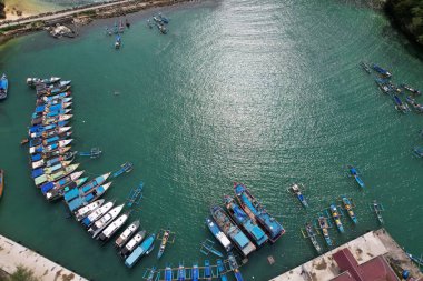 Yogya, Endonezya. 7 Kasım 2021. Mavi ve beyaz balıkçı tekneleri bir limana demir attı. Hava fotoğrafçılığı. Endonezya bir deniz ülkesi ve dünyanın en büyük balık üreticisi. Endonezya Limanı