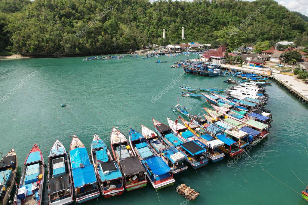 Yogya, Indonesia. Noviembre 7, 2021. barcos de pesca azul y blanco