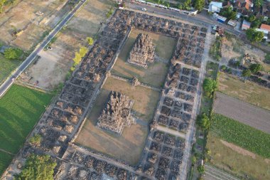 Candi Prambanan yakınlarındaki Candi Plaosan 'ın hava manzarası. Plaosan Tapınağı, Hindu Mataram krallığından Rakai Pikatan 'ın M.S. 9. yüzyılda inşa edildiği tahmin edilen bir Budist tapınağıdır.