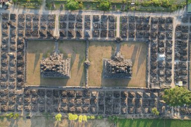 Candi Prambanan yakınlarındaki Candi Plaosan 'ın hava manzarası. Plaosan Tapınağı, Hindu Mataram krallığından Rakai Pikatan 'ın M.S. 9. yüzyılda inşa edildiği tahmin edilen bir Budist tapınağıdır.
