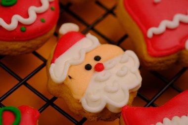 Soğutma rafında lezzetli Noel kurabiyeleri. Lezzetli renkli Noel kurabiyeleri.