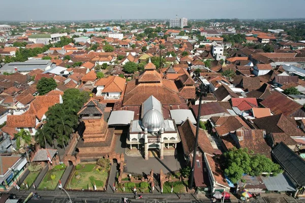 Kudus, Endonezya. 22 Ağustos 2022. Mescid Menara Kudus 'un hava manzarası. Cami, Wali Songo, Sunan Kudus 'un tarihi bir yapı kalıntısıdır. Mimari Hindu ve İslami tarzdır..