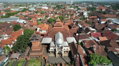 Kudus, Endonezya. 22 Ağustos 2022. Mescid Menara Kudus 'un hava manzarası. Cami, Wali Songo, Sunan Kudus 'un tarihi bir yapı kalıntısıdır. Mimari Hindu ve İslami tarzdır..