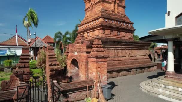 インドネシアのクドゥス 2022年8月22日 マジッド メナーラ クドゥス モスクはワリ ソンゴ クドゥスの歴史的建造物である 建築物はヒンズー教とイスラム様式です — ストック動画