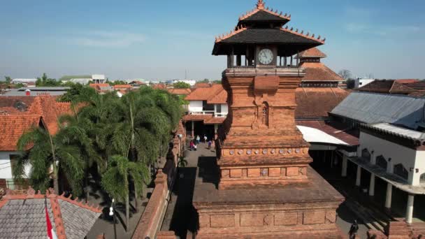 印度尼西亚库德斯 2022年8月22日 Masjid Menara Kudus的空中照片 该清真寺是苏南库杜斯瓦利松戈的历史建筑遗迹 建筑是印度教和伊斯兰教风格的 — 图库视频影像