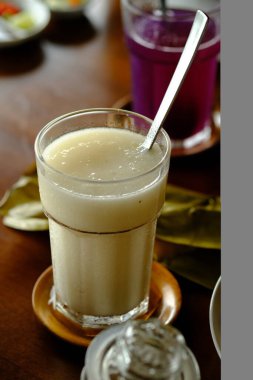 Sadece Sirsak, temiz bardakta soya suyu. Soursop, Karayipler, Orta Amerika ve Güney Amerika 'dan gelen bir çiçek bitkisidir. Annona muricata.