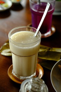 Sadece Sirsak, temiz bardakta soya suyu. Soursop, Karayipler, Orta Amerika ve Güney Amerika 'dan gelen bir çiçek bitkisidir. Annona muricata.