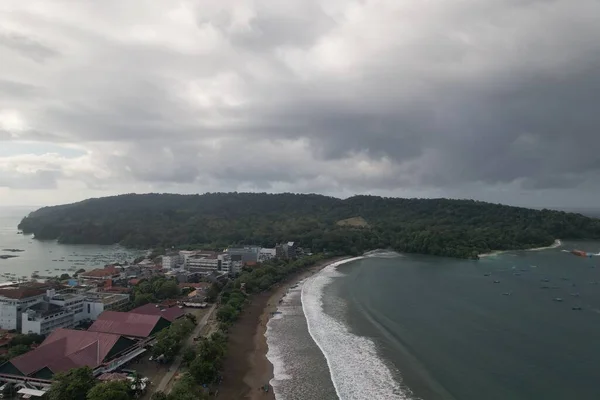 Sahildeki beyaz kumlu tropik plajın hava fotoğrafları. Temiz su plajı, yeşil tosca. Gunungkidul Yogyakarta Endonezya 'dan Pantai Ngrenehan.