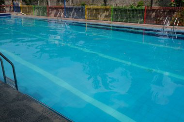 Tatil köyünde yüzme havuzu