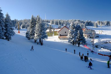 Dağlarda kayak merkezi 