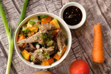 Sebzeli ve soslu domuz güveci.