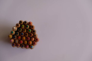 Beyaz arkaplanda kalemler