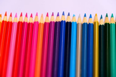 Beyaz arkaplanda renkli kalemler