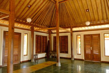 Bir otel odasının içinde.