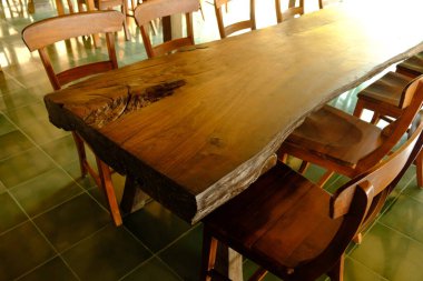 ahşap masa ve sandalyeler Café