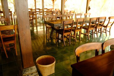 Kafede boş sandalye ve masalar