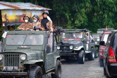 Yogyakarta, Endonezya - 18 Haziran 2022: Lav turu Merapi off road cipleriyle. 4WD arabalar. Yogyakarta 'da turistler.