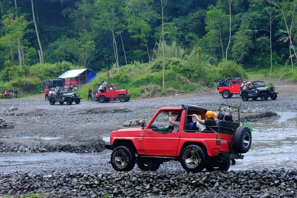 Yogyakarta Indonézia Június 2022 Road Jeep Autók Vezetnek Folyón 4X4 — Stock Fotó