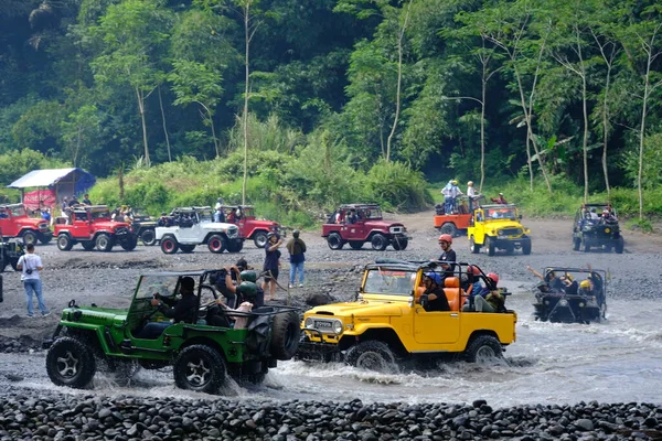 Yogyakarta Indonesia Junio 2022 Los Jeep Cars Todoterreno Circulan Por —  Fotos de Stock