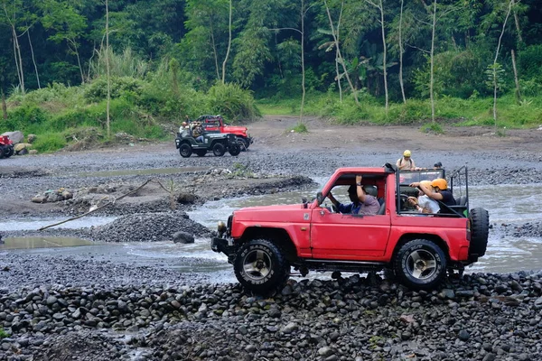 印度尼西亚日惹 2022年6月19日 越野车在河上行驶 印度尼西亚自然地形中的4X4越野车探险 — 图库照片