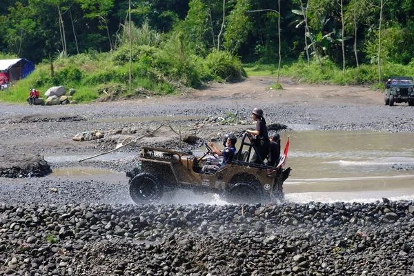 Yogyakarta Indonesië Juni 2022 Road Jeep Cars Drive River 4X4 — Stockfoto