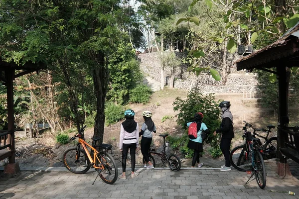 Grupo Pessoas Com Bicicletas Parque — Fotografia de Stock