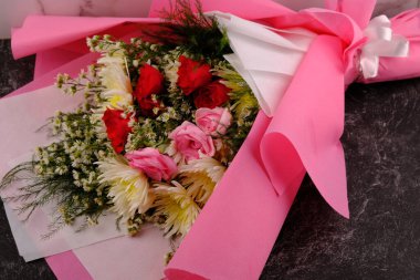 Gül buketi ve kasımpatı, mermer arka plandaki çiçek.