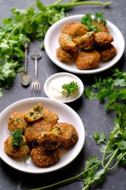 Falafel, nohut, gecekondu fasulyesi ya da her ikisi birden yapılan kızartılmış bir köftedir..