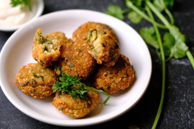 Falafel, nohut, gecekondu fasulyesi ya da her ikisi birden yapılan kızartılmış bir köftedir..