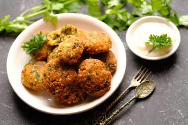 Falafel, nohut, gecekondu fasulyesi ya da her ikisi birden yapılan kızartılmış bir köftedir..