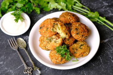 Falafel, nohut, gecekondu fasulyesi ya da her ikisi birden yapılan kızartılmış bir köftedir..