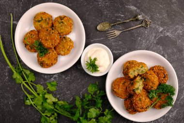 Falafel, nohut, gecekondu fasulyesi ya da her ikisi birden yapılan kızartılmış bir köftedir..