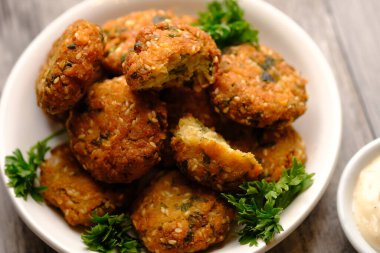 Falafel, nohut, gecekondu fasulyesi ya da her ikisi birden yapılan kızartılmış bir köftedir..