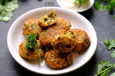 Falafel, nohut, gecekondu fasulyesi ya da her ikisi birden yapılan kızartılmış bir köftedir..