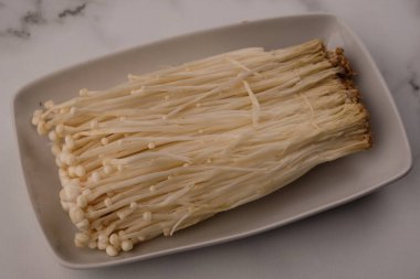 Flammulina filiforis, Physalacriaceae familyasından bir agarik türü. Enokitake mantarı. Jamur enoki.