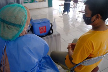 Yogya, Endonezya - 2 Eylül 2021: Yogyakarta 'da Covid-19 aşısı. Bu aşı yaşlı, sağlıklı ve genç grupları hedef alıyor.